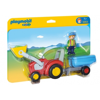 Landwirt mit Zugmaschine und Anhänger